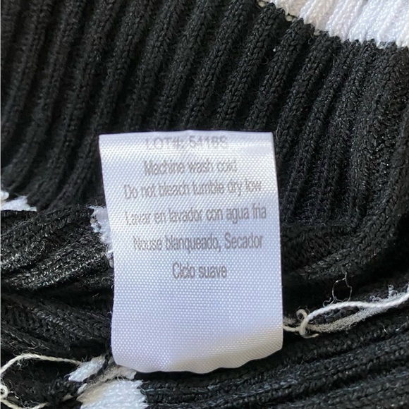 Poof Black and White Stripe V-Neck Lace Closure long Sleeves Top Size: Medium - Picture 9 of 9